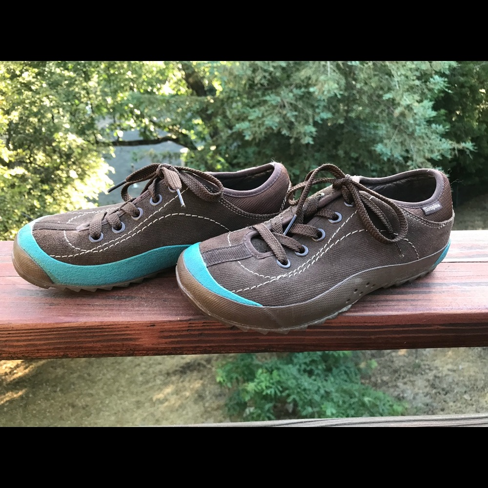 Simple walking shoes